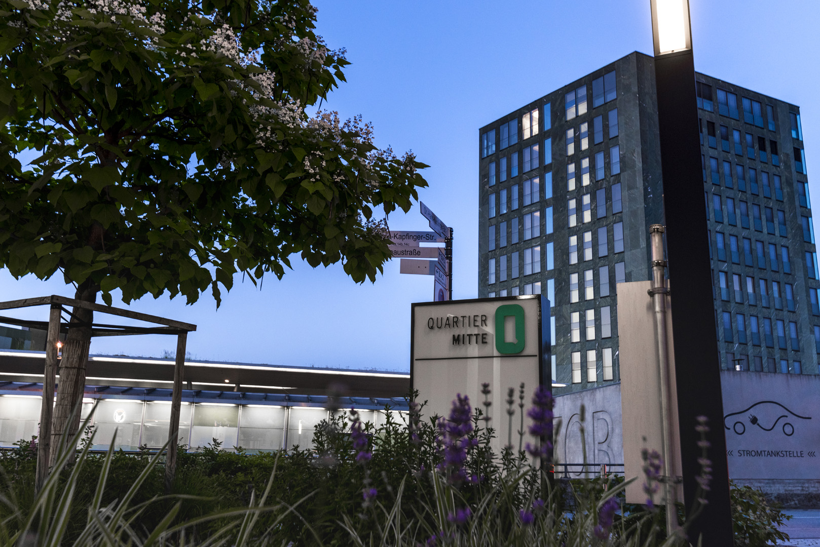Eingang Quartier Mitte mit Stadtturm im Hintergrund