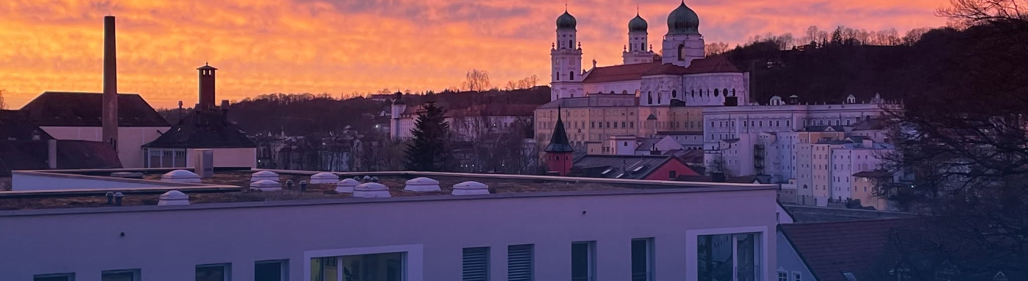 Blick aus dem Büro auf den Passauer Dom im Abendrot