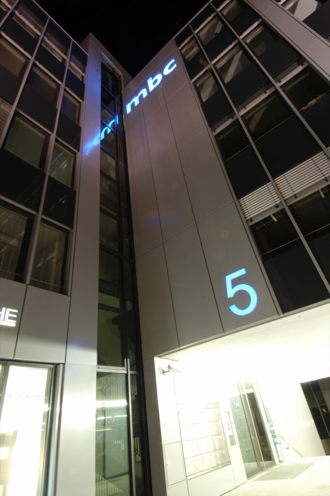 mbc – Messe Business Center bei Nacht